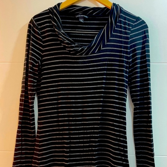 Banana Republic Semi turtle neck in black and white very soft fabric - Picture 1 of 3